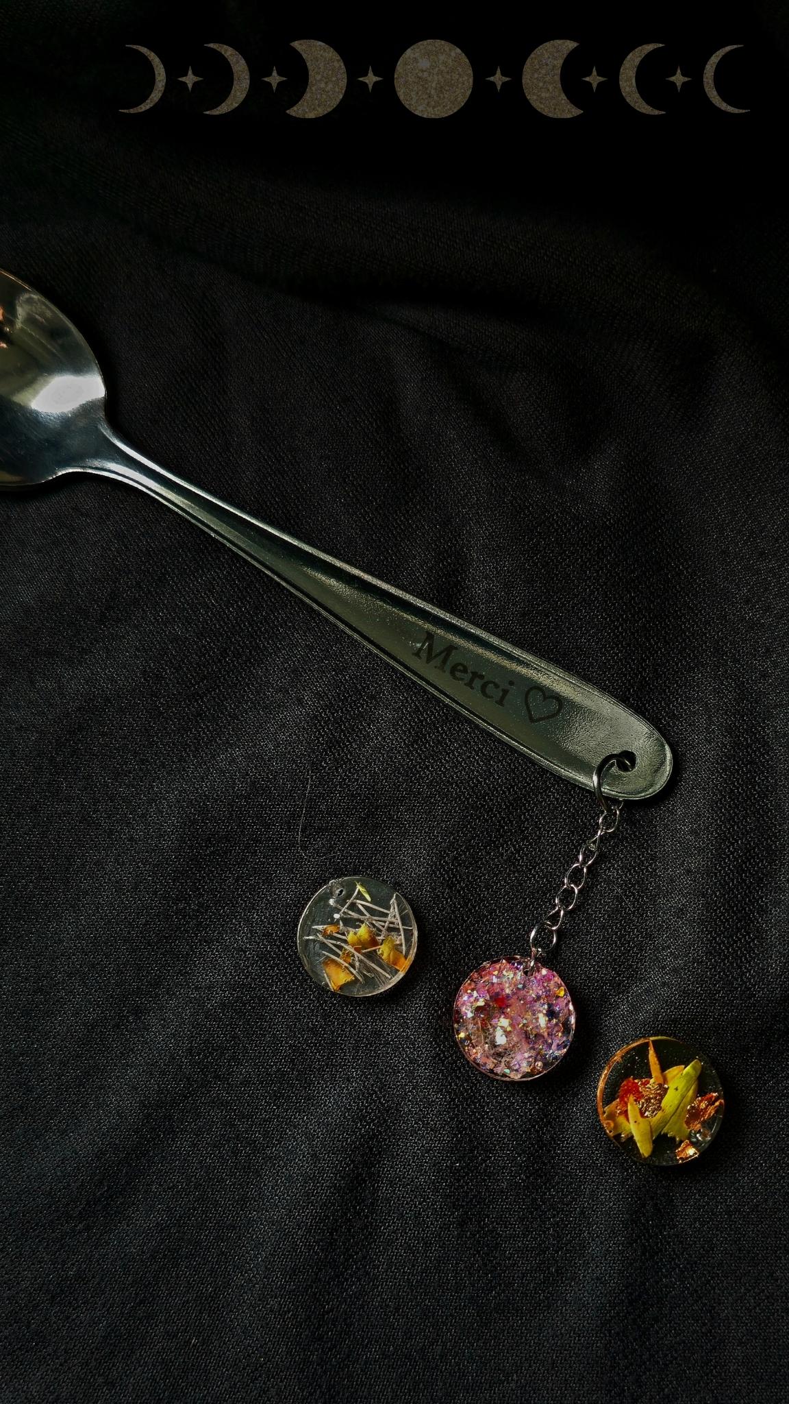 Cuillère gravée "Merci" avec pendentif résine