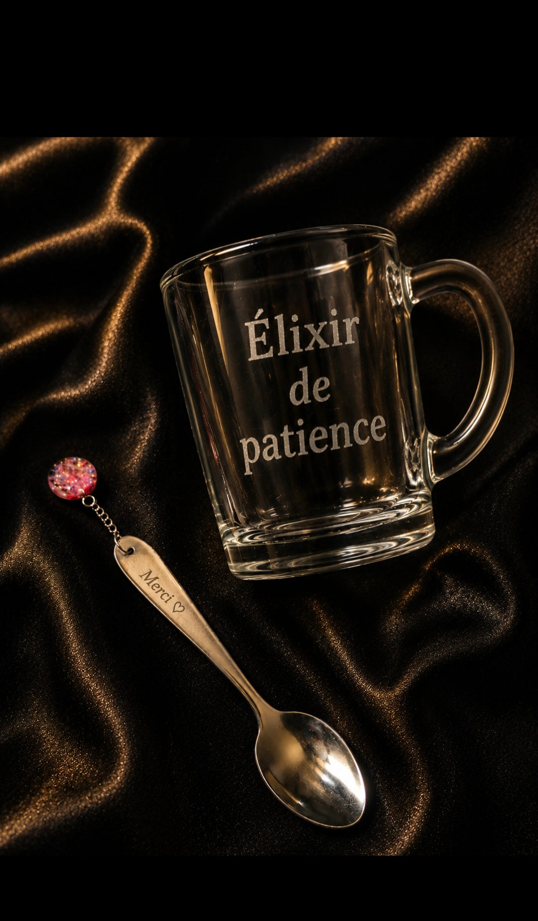 Pack Cadeau "Élixir de patience" – Verre gravé + Cuillère pendentif résine
